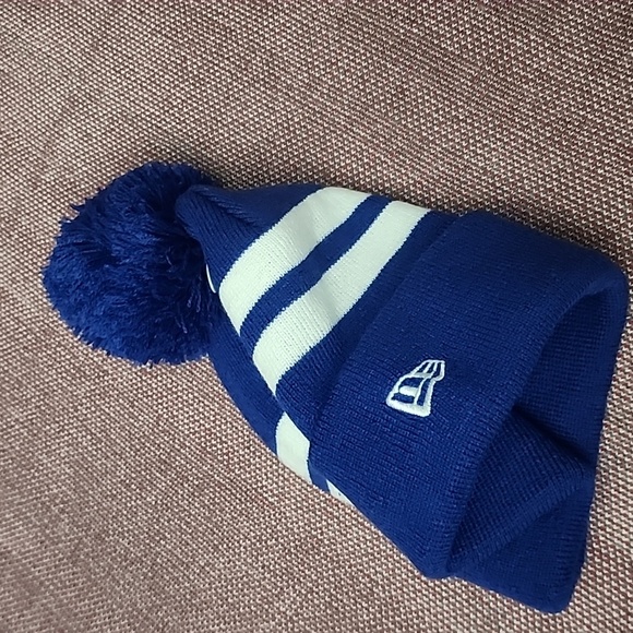 New Era NHL New York Islanders Winter Hat with pompom - Picture 3 of 7